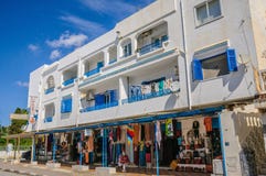 HAMMAMET,突尼斯- 2014年10月:麦地那石古老墙壁有义卖市场的2014年10月6日 图库摄影 HAMMAMET,突尼斯- 2014年10月:麦地那石古老墙壁有义卖市场的2014年10月6日 图库摄影