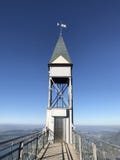 Hammetschwandlift met blauwe de menings hoogste vrije bevindende lift van het hemelpanorama dichtbij luzerne Zwitserland royalty-vrije stock afbeelding Hammetschwandlift met blauwe de menings hoogste vrije bevindende lift van het hemelpanorama dichtbij luzerne Zwitserland royalty-vrije stock afbeelding