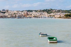Hamn av Marsaxlokk, ett fiskeläge i Malta royaltyfria foton Hamn av Marsaxlokk, ett fiskeläge i Malta royaltyfria foton