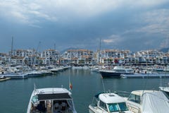 Hamnen, marina och porten av Puerto Banus, Marbella, Spanien royaltyfri fotografi Hamnen, marina och porten av Puerto Banus, Marbella, Spanien royaltyfri fotografi