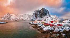 Hamnoy wioska rybacka na Lofoten wyspach, Norwegia zdjęcia stock Hamnoy wioska rybacka na Lofoten wyspach, Norwegia zdjęcia stock