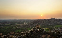 Hampi, Ινδία Άποψη από το ναό Hanuman στο ηλιοβασίλεμα στοκ φωτογραφία με δικαίωμα ελεύθερης χρήσης Hampi, Ινδία Άποψη από το ναό Hanuman στο ηλιοβασίλεμα στοκ φωτογραφία με δικαίωμα ελεύθερης χρήσης