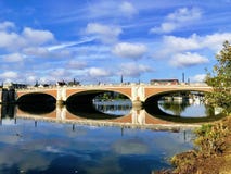 Hampton Court Bridge fotografia stock Hampton Court Bridge fotografia stock