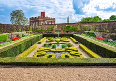 Hampton Court cultiva un huerto en la primavera, Londres, Reino Unido imagen de archivo libre de regalías Hampton Court cultiva un huerto en la primavera, Londres, Reino Unido imagen de archivo libre de regalías