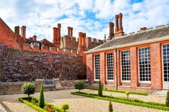 Hampton Court Palace a Richmond, Londra, Regno Unito fotografia stock libera da diritti Hampton Court Palace a Richmond, Londra, Regno Unito fotografia stock libera da diritti