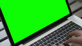 Hand des Mannes arbeitend an der Laptop-Computer, die auf Tastatur schreibt Grüner Schirm Abschluss oben stock footage Hand des Mannes arbeitend an der Laptop-Computer, die auf Tastatur schreibt Grüner Schirm Abschluss oben stock footage