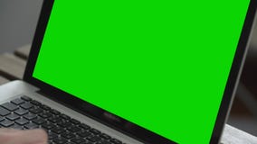 Hand des Mannes arbeitend an der Laptop-Computer, die auf Tastatur schreibt Grüner Schirm Abschluss oben stock footage Hand des Mannes arbeitend an der Laptop-Computer, die auf Tastatur schreibt Grüner Schirm Abschluss oben stock footage