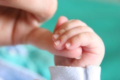 Hand des neugeborenen Schätzchens