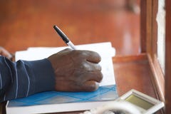 Hand des schwarzen Mannes mit Stift lizenzfreie stockfotografie Hand des schwarzen Mannes mit Stift lizenzfreie stockfotografie