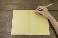 Hand, die Bleistift auf Notizbuch hält stockbilder Hand, die Bleistift auf Notizbuch hält stockbilder