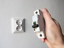 Hand die een elektrische zekering voor de elektrische contactdoos houden stock foto's Hand die een elektrische zekering voor de elektrische contactdoos houden stock foto's