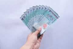 Hand die een 50 Ringgit geld van Maleisi? op een witte achtergrond houdt stock afbeeldingen Hand die een 50 Ringgit geld van Maleisi? op een witte achtergrond houdt stock afbeeldingen