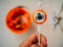 Hand die een spin gevormde lolly houden royalty-vrije stock afbeelding Hand die een spin gevormde lolly houden royalty-vrije stock afbeelding