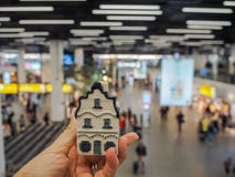 Hand, die ein traditionelles niederländisches Haus im Delfter Blau-Porzellan hält stockbilder Hand, die ein traditionelles niederländisches Haus im Delfter Blau-Porzellan hält stockbilder