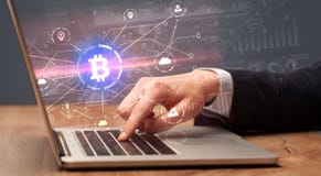 Hand die het globale concept van de bitcoinwisselkoers controleren royalty-vrije stock foto's Hand die het globale concept van de bitcoinwisselkoers controleren royalty-vrije stock foto's