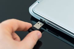 Hand, die usb-Blitz-Antrieb verstopft Lizenzfreie Stockbilder Hand, die usb-Blitz-Antrieb verstopft Lizenzfreie Stockbilder