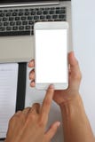 Hand eines Geschäftsmannes, der einen leeren Smartphone hält stockfotos Hand eines Geschäftsmannes, der einen leeren Smartphone hält stockfotos