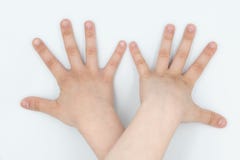 Hand eines Kindes in einem Studiolicht lizenzfreies stockbild Hand eines Kindes in einem Studiolicht lizenzfreies stockbild