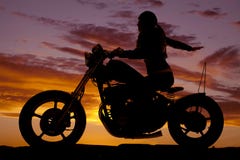 Hand för ritt för konturkvinnamotorcykel tillbaka arkivfoton Hand för ritt för konturkvinnamotorcykel tillbaka arkivfoton