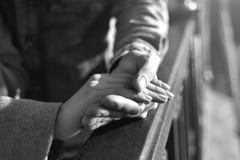 Hand in Hand Liebe, Mantel, Finger, Schwarzweiss-Foto Stockbild Hand in Hand Liebe, Mantel, Finger, Schwarzweiss-Foto Stockbild