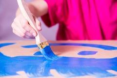 Hand met borstelverven met blauwe verf stock afbeeldingen Hand met borstelverven met blauwe verf stock afbeeldingen