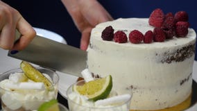 Hand met de aardbei van messenbesnoeiingen Bessen op witte kokende raad Verse ingrediënten voor een dessert Chef-kok die in werke stock videobeelden Hand met de aardbei van messenbesnoeiingen Bessen op witte kokende raad Verse ingrediënten voor een dessert Chef-kok die in werke stock videobeelden