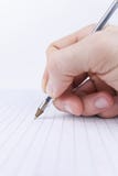 Hand met pen die op papier schrijft stock fotografie Hand met pen die op papier schrijft stock fotografie