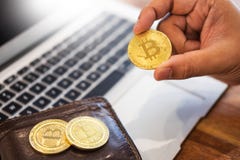 Hand mit währungs-Investition symbo goldenes Metall-Bitcoin Schlüssel lizenzfreie stockfotos Hand mit währungs-Investition symbo goldenes Metall-Bitcoin Schlüssel lizenzfreie stockfotos