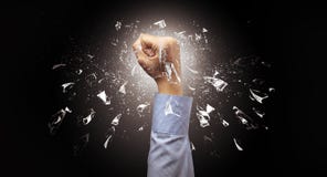 Hand schlägt intensives und bricht Gläser lizenzfreies stockfoto Hand schlägt intensives und bricht Gläser lizenzfreies stockfoto