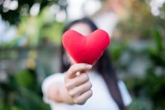 Hand sind halten ein rotes Herz am Abend, um die Liebe im Valentinsgruß zu ersetzen Geben Sie Herz oder Liebe und Interesse mitei stockfoto Hand sind halten ein rotes Herz am Abend, um die Liebe im Valentinsgruß zu ersetzen Geben Sie Herz oder Liebe und Interesse mitei stockfoto