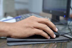 Hand van de computer van het zakenmangebruik muis en het typen, partnerschapsovereenkomstvorm wordt geknipt om close-up op te vul stock foto's Hand van de computer van het zakenmangebruik muis en het typen, partnerschapsovereenkomstvorm wordt geknipt om close-up op te vul stock foto's