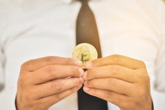 Hand van een zakenman die een bitcoin houden Het concept geld en royalty-vrije stock foto's Hand van een zakenman die een bitcoin houden Het concept geld en royalty-vrije stock foto's