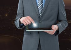Hand wat betreft tablet met gloed royalty-vrije stock foto Hand wat betreft tablet met gloed royalty-vrije stock foto