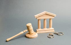 Handbojor, domares auktionsklubba och domstolsbyggnad Skydd av svarandet i kriminalfallet Skyddsstrategi dom royaltyfria bilder Handbojor, domares auktionsklubba och domstolsbyggnad Skydd av svarandet i kriminalfallet Skyddsstrategi dom royaltyfria bilder