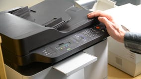 Handdruckdokument auf Drucker oder Fax stock video Handdruckdokument auf Drucker oder Fax stock video