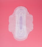 handduk eller block för bomull medicinsk för kritiska dagar för kvinnor på rosa färger arkivbilder handduk eller block för bomull medicinsk för kritiska dagar för kvinnor på rosa färger arkivbilder