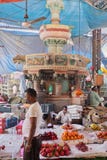 Handelaren onder een Mumbai-oriëntatiepunt royalty-vrije stock afbeeldingen Handelaren onder een Mumbai-oriëntatiepunt royalty-vrije stock afbeeldingen