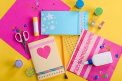 Handeln von handgemachten Grußkarten lizenzfreies stockfoto Handeln von handgemachten Grußkarten lizenzfreies stockfoto