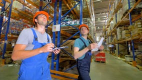 Handelslagerarbeitskraftweg und -gespräch zusammen stock video Handelslagerarbeitskraftweg und -gespräch zusammen stock video