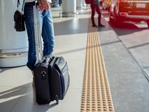 Handelsresande med resväskan på plattformen i flygplatsterminal royaltyfri foto Handelsresande med resväskan på plattformen i flygplatsterminal royaltyfri foto