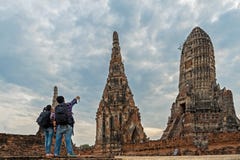 Handelsresandeman och kvinnor med ryggsäcken som går i den asia templet Ayuttaya, turistlopp i Thailand royaltyfri fotografi Handelsresandeman och kvinnor med ryggsäcken som går i den asia templet Ayuttaya, turistlopp i Thailand royaltyfri fotografi