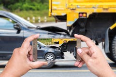 Handen av den hållande smartphonen för kvinnan och tar fotoet av bilolyckan royaltyfria bilder Handen av den hållande smartphonen för kvinnan och tar fotoet av bilolyckan royaltyfria bilder