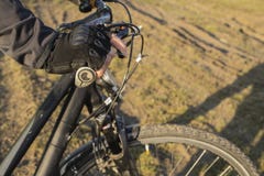 Handen av en cyklist i en handske rymmer styrena royaltyfri fotografi Handen av en cyklist i en handske rymmer styrena royaltyfri fotografi