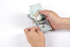 Handen die de rekeningen van het honderd Amerikaanse dollarsgeld op witte backgr tellen stock foto Handen die de rekeningen van het honderd Amerikaanse dollarsgeld op witte backgr tellen stock foto