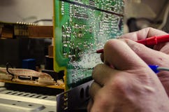 Handen die elektrokring meten stock fotografie Handen die elektrokring meten stock fotografie