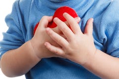 Handen die het symbool van het babyhart houden Concept liefde, gezondheid en zorg stock foto's Handen die het symbool van het babyhart houden Concept liefde, gezondheid en zorg stock foto's