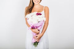 Handen die van de close-up de gevoelige vrouw bos van bloemen houden stock foto's Handen die van de close-up de gevoelige vrouw bos van bloemen houden stock foto's