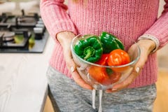 Handen die verse rode groentenpaprika wassen, groen, geel, in glaskom stock foto's Handen die verse rode groentenpaprika wassen, groen, geel, in glaskom stock foto's