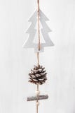 Handgefertigter hölzerner Weihnachtsbaumschmuck, der an der Schnur mit Kiefern-Kegel-weißem hölzernem Scheunen-Brett-Hintergrund Stockbilder Handgefertigter hölzerner Weihnachtsbaumschmuck, der an der Schnur mit Kiefern-Kegel-weißem hölzernem Scheunen-Brett-Hintergrund Stockbilder