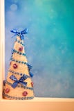 Handgemachter Weihnachtsbaum auf einem fabelhaften Winterhintergrund stockfotografie Handgemachter Weihnachtsbaum auf einem fabelhaften Winterhintergrund stockfotografie